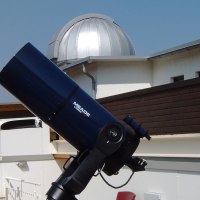 Teleskope auf einer Sternwarte, im Hintergrund eine silberne Kuppel. Der Himmel ist klar und blau., © Stadt Donzdorf Teleskope auf einer Sternwarte, im Hintergrund eine silberne Kuppel. Der Himmel ist klar und blau., © Stadt Donzdorf