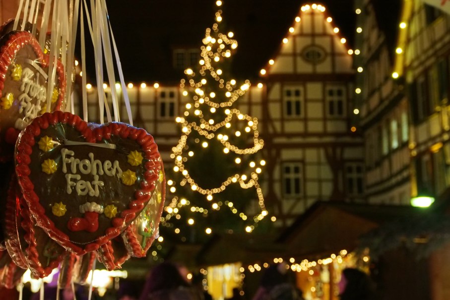 Lebkuchenherzen mit 'Frohes Fest' hängen vor einem beleuchteten Weihnachtsbaum auf dem Bad Uracher Weihnachtsmarkt. Fachwerkhäuser im Hintergrund., © Bad Urach Tourismus Lebkuchenherzen mit 'Frohes Fest' hängen vor einem beleuchteten Weihnachtsbaum auf dem Bad Uracher Weihnachtsmarkt. Fachwerkhäuser im Hintergrund., © Bad Urach Tourismus