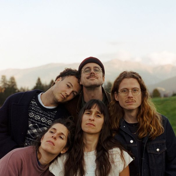 F&uuml;nf Personen posieren eng beieinander vor einer malerischen Berglandschaft. Sie wirken entspannt und freundlich., &copy; Scala Kultur Live gGmbH