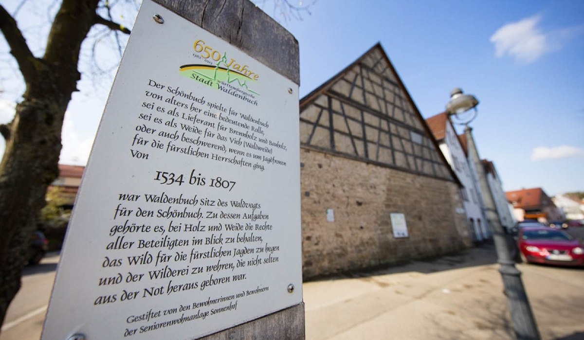 Gedenktafel in Waldenbuch erinnert an die historische Bedeutung des Schönbuchs. Im Hintergrund ein Fachwerkhaus und eine Straße mit Autos., © Natur.Nah. Schönbuch & Heckengäu