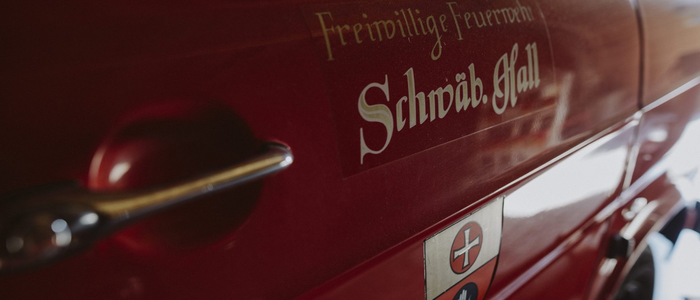 Rotes Feuerwehrfahrzeug mit der Aufschrift 'Freiwillige Feuerwehr Schwäbisch Hall' und einem Wappen., © Nico Kurth Rotes Feuerwehrfahrzeug mit der Aufschrift 'Freiwillige Feuerwehr Schwäbisch Hall' und einem Wappen., © Nico Kurth