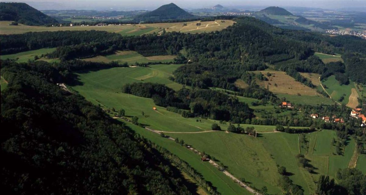 Luftaufnahme der Dreikaiserberge in einer gr&uuml;nen Landschaft mit Feldern und W&auml;ldern unter blauem Himmel., &copy; Stadt Schw&auml;bisch Gm&uuml;nd