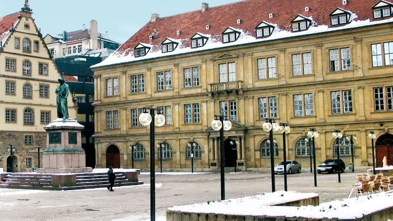 Prinzenbau am Schillerplatz Stuttgart mit Stiftsfruchtkasten links und Schillerdenkmal im Vordergrund Prinzenbau am Schillerplatz Stuttgart mit Stiftsfruchtkasten links und Schillerdenkmal im Vordergrund