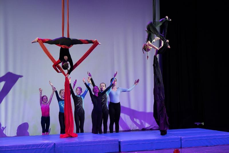 Kinder und Jugendliche zeigen Luftakrobatik auf Tüchern, während andere zuschauen. Die Bühne ist mit Matten ausgelegt., © Kunstschule Labyrinth