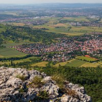 Panoramablick vom Breitenstein auf ein Dorf, umgeben von Feldern und Wäldern, unter einem klaren Himmel., © SMG, Achim Mende Panoramablick vom Breitenstein auf ein Dorf, umgeben von Feldern und Wäldern, unter einem klaren Himmel., © SMG, Achim Mende