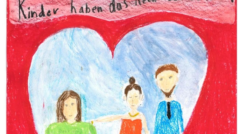 Eine Kinderzeichnung zeigt drei Personen in einem Herz. Dar&uuml;ber steht: 'Kinder haben das Recht auf Freiheit'., &copy; Kunstzentrum Karlskaserne