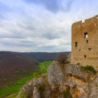 Die Ruine Reussenstein thront auf einem Felsen, umgeben von grünen Hügeln und einem weiten Tal. Der Himmel ist bewölkt., © SMG Mende Die Ruine Reussenstein thront auf einem Felsen, umgeben von grünen Hügeln und einem weiten Tal. Der Himmel ist bewölkt., © SMG Mende