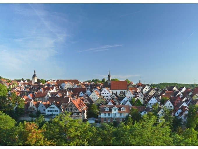 Panorama einer Stadt mit vielen Fachwerkhäusern und Kirchtürmen, umgeben von grünen Bäumen, unter einem klaren blauen Himmel., © Stadtverwaltung Marbach am Neckar Panorama einer Stadt mit vielen Fachwerkhäusern und Kirchtürmen, umgeben von grünen Bäumen, unter einem klaren blauen Himmel., © Stadtverwaltung Marbach am Neckar