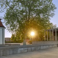 Das Literaturmuseum der Moderne in Marbach am Neckar bei Sonnenuntergang. Moderne Architektur mit Glasfronten neben einem historischen Gebäude., © SMG, Martina Denker Das Literaturmuseum der Moderne in Marbach am Neckar bei Sonnenuntergang. Moderne Architektur mit Glasfronten neben einem historischen Gebäude., © SMG, Martina Denker