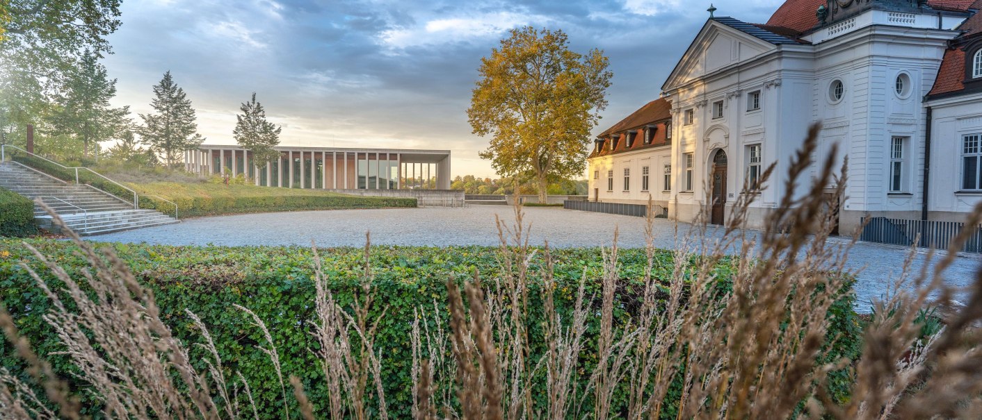 Das Schiller Nationalmuseum in Marbach mit klassischer Fassade, umgeben von Natur, und moderner Architektur im Hintergrund bei Sonnenuntergang., © Stuttgart-Marketing GmbH, Martina Denker Das Schiller Nationalmuseum in Marbach mit klassischer Fassade, umgeben von Natur, und moderner Architektur im Hintergrund bei Sonnenuntergang., © Stuttgart-Marketing GmbH, Martina Denker