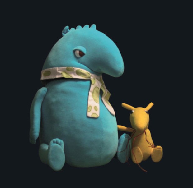 Zwei Stofftiere: ein großes blaues mit Schal und ein kleines gelbes, sitzen nebeneinander vor dunklem Hintergrund., © Theaterwerkstatt Schwäbisch Gmünd e.V. Zwei Stofftiere: ein großes blaues mit Schal und ein kleines gelbes, sitzen nebeneinander vor dunklem Hintergrund., © Theaterwerkstatt Schwäbisch Gmünd e.V.