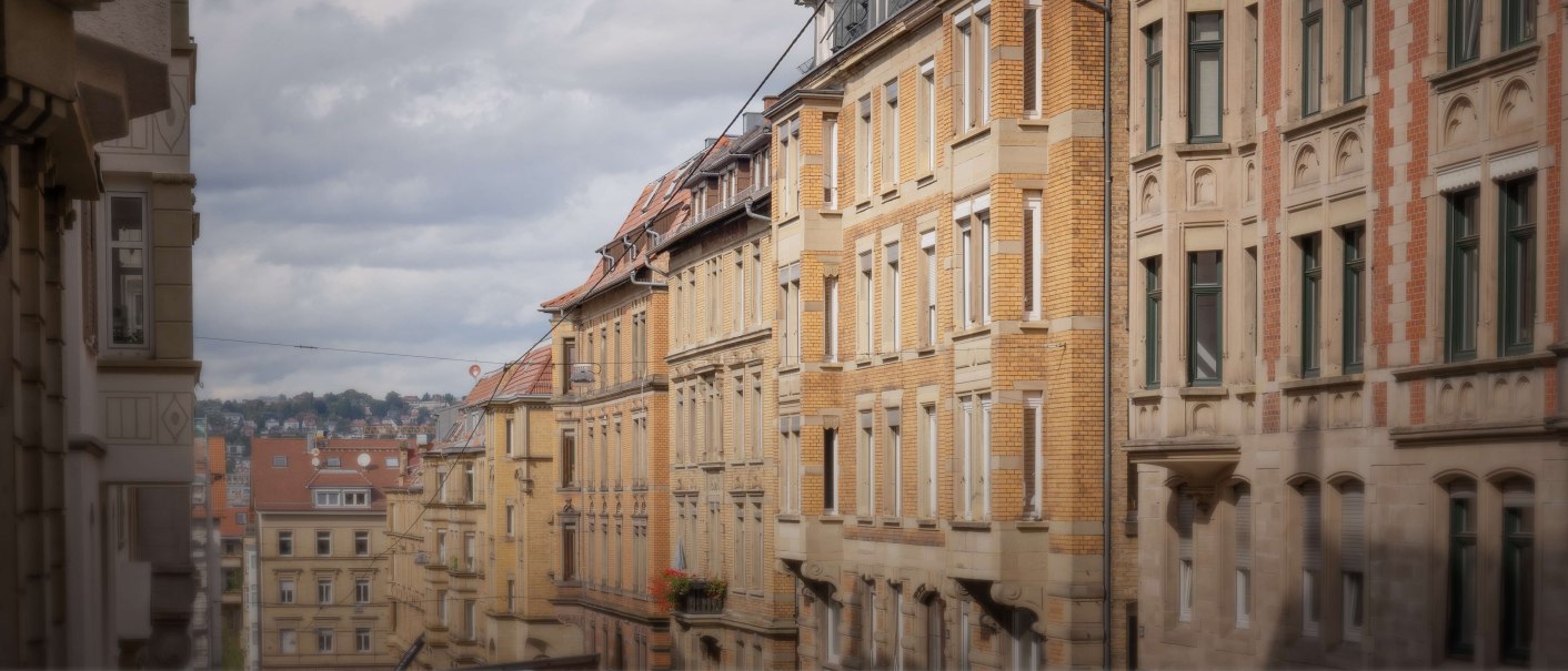 Reihe von historischen Gebäuden mit Ziegelsteinfassaden unter einem bewölkten Himmel. Im Hintergrund sind weitere Gebäude zu sehen., © Stuttgart Marketing GmbH, Martina Denker Reihe von historischen Gebäuden mit Ziegelsteinfassaden unter einem bewölkten Himmel. Im Hintergrund sind weitere Gebäude zu sehen., © Stuttgart Marketing GmbH, Martina Denker