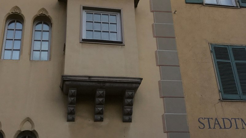 Fassade des Stadtmuseums Esslingen mit mehreren Fenstern, darunter zwei gotische Fenster und ein Erker. Der Schriftzug 'STADTMUSEUM' ist sichtbar., © SMG Fassade des Stadtmuseums Esslingen mit mehreren Fenstern, darunter zwei gotische Fenster und ein Erker. Der Schriftzug 'STADTMUSEUM' ist sichtbar., © SMG