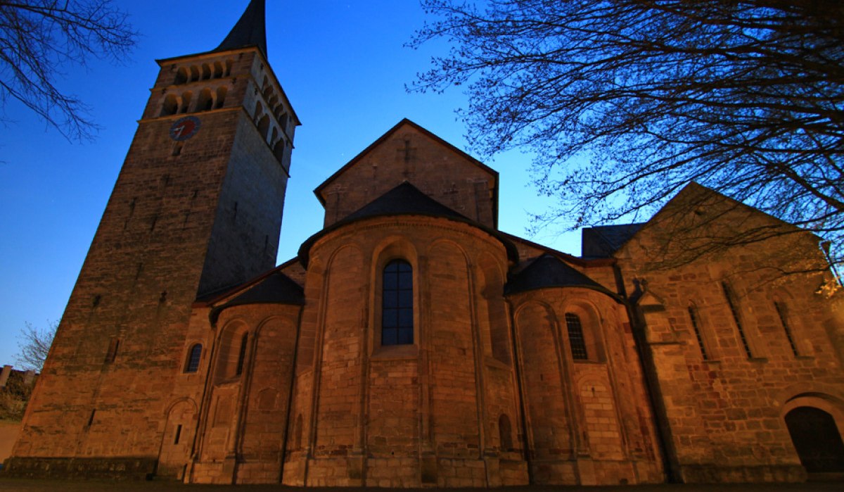 Die Martinskirche bei Dämmerung, mit beleuchtetem Turm und blauen Himmel. Die Architektur ist romanisch, umgeben von kahlen Bäumen., © Sindelfingen - Stuttgart-Marketing GmbH Die Martinskirche bei Dämmerung, mit beleuchtetem Turm und blauen Himmel. Die Architektur ist romanisch, umgeben von kahlen Bäumen., © Sindelfingen - Stuttgart-Marketing GmbH