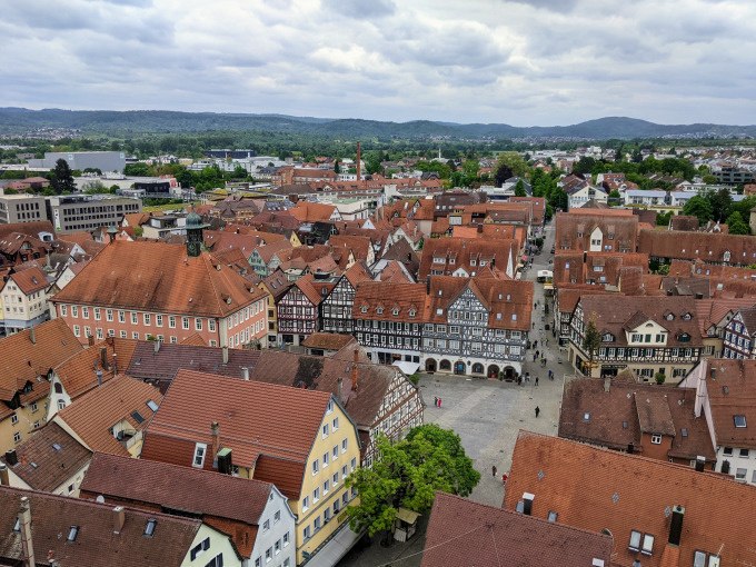 Historische Stadt mit Fachwerkhäusern und roten Dächern aus der Vogelperspektive. Im Hintergrund sind Hügel und bewaldete Gebiete zu sehen., © Eigenbetrieb Tourismus und Citymanagement Schorndorf