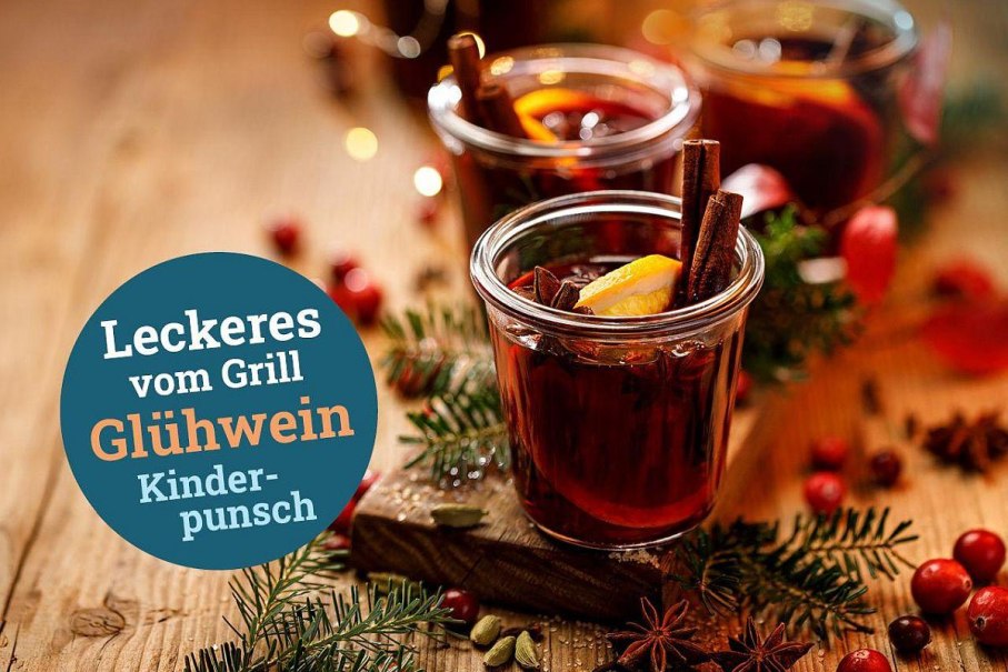 Drei Gläser Glühwein mit Zimtstangen und Orangenscheiben, umgeben von Tannenzweigen und Gewürzen. Text: Leckeres vom Grill, Glühwein, Kinderpunsch., © ©Zbigniew Lewczak - stock.adobe.com