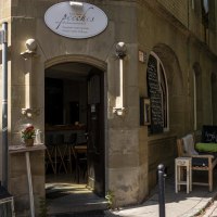 Eingang des Caf&eacute;s 'Peeches' im Bohnenviertel Stuttgart. Gem&uuml;tliche Sitzgelegenheiten drau&szlig;en, Stra&szlig;enschild 'Brennerstr.' sichtbar., &copy; SMG, Sarah Schmid
