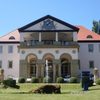 Schloss Dätzingen mit symmetrischer Fassade, rotem Dach und einem Brunnen im Vordergrund. Der Himmel ist klar und blau., © Natur.Nah. Schönbuch & Heckengäu