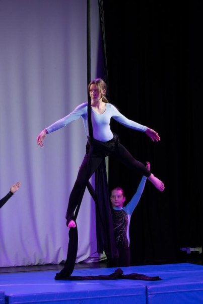 Ein Mädchen in einem blauen Trikot macht Luftakrobatik an Tüchern, während eine andere Person am Boden zuschaut., © Kunstschule Labyrinth