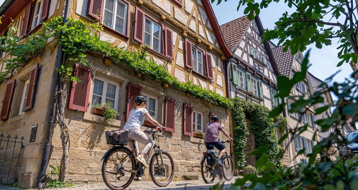Neckartal-Radweg Radfahrer in den Marbacher Holdergassen, &copy; Maximilian Semsch_Gesch&auml;ftsstelle Neckartal-Radweg
