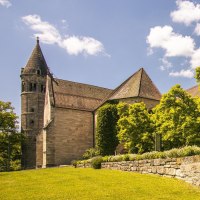 Das Kloster Lorch in einer sonnigen Landschaft mit gr&uuml;nen B&auml;umen und einem klaren blauen Himmel im Hintergrund., &copy; SMG, Sarah Schmid