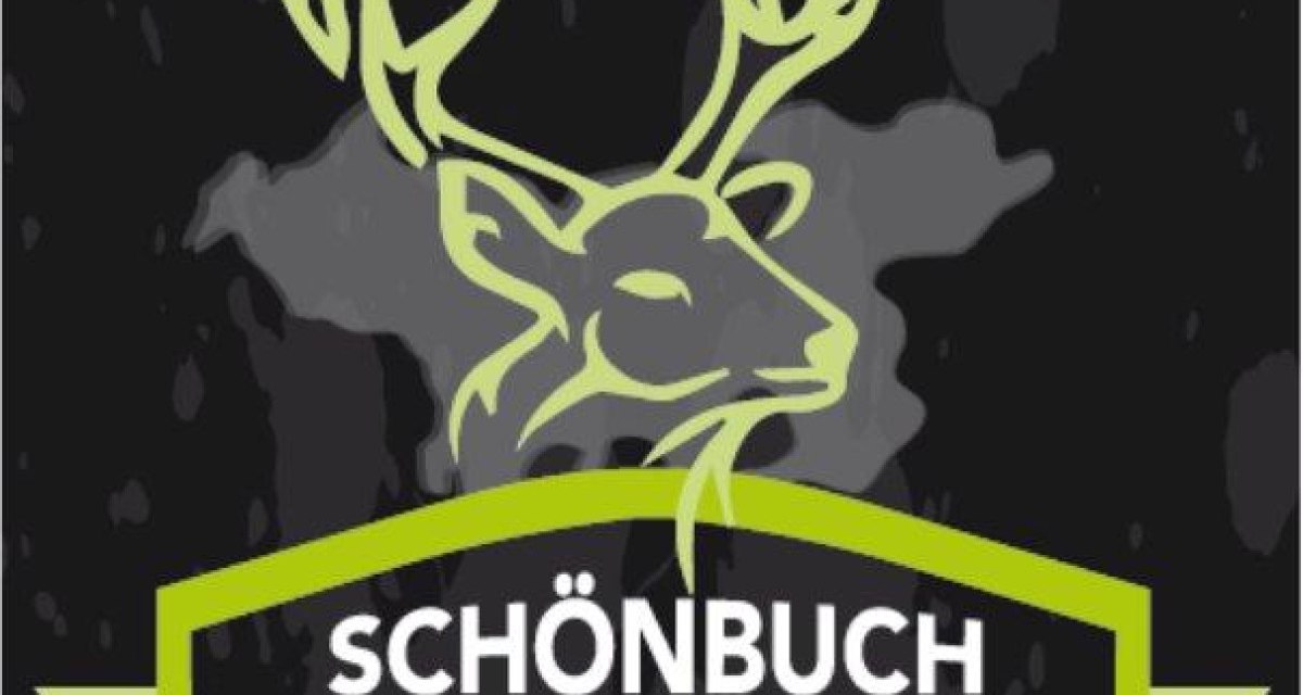 Logo der Schönbuch Trophy mit stilisiertem Hirschkopf und grünem Banner auf dunklem Hintergrund., © Natur.Nah. Schönbuch & Heckengäu