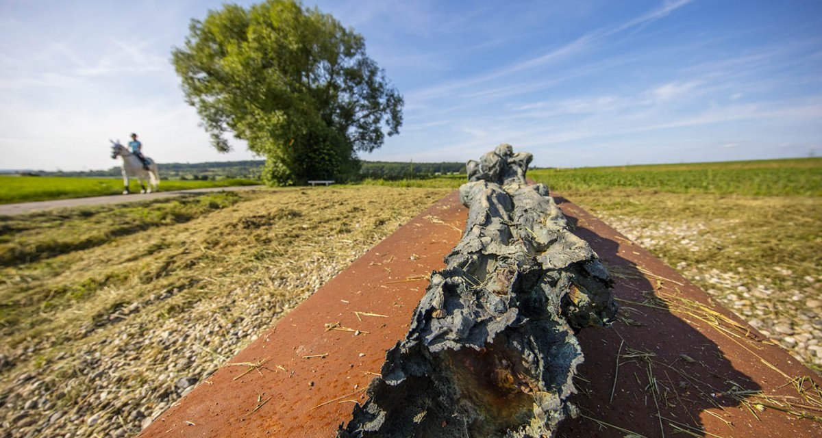 Eine Skulptur auf dem Besinnungsweg Fellbach, im Vordergrund, mit einem Reiter auf einem Pferd und einem Baum im Hintergrund., © Remstal Tourismus e.V. Eine Skulptur auf dem Besinnungsweg Fellbach, im Vordergrund, mit einem Reiter auf einem Pferd und einem Baum im Hintergrund., © Remstal Tourismus e.V.