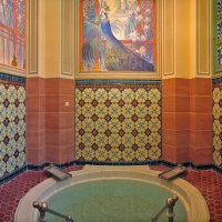 Thermalbad mit kunstvollen Mosaikfliesen und Wandmalerei eines Pfaus. Elegante, historische Gestaltung mit warmen Farben und dekorativen Elementen., © Mokni's Palais Hotel & Spa