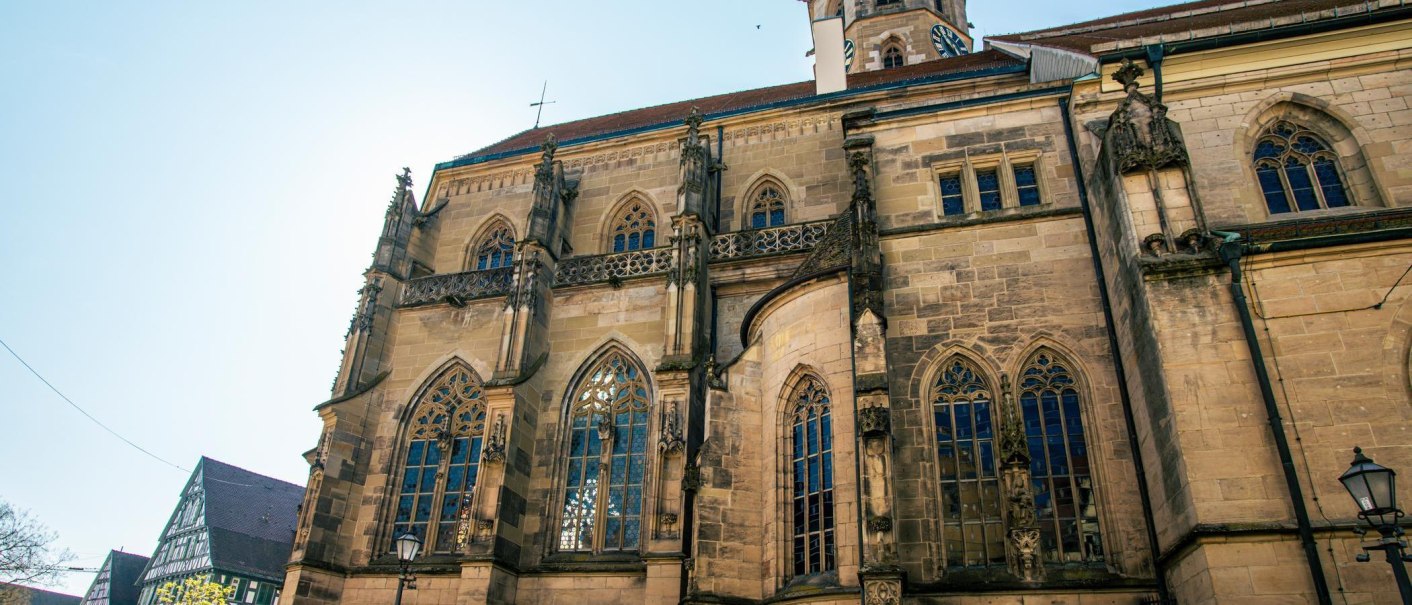 Die Stadtkirche Schorndorf zeigt ihre beeindruckende gotische Architektur mit hohen Fenstern und detaillierten Verzierungen unter klarem Himmel., &copy; Stuttgart-Marketing GmbH, Sarah Schmid