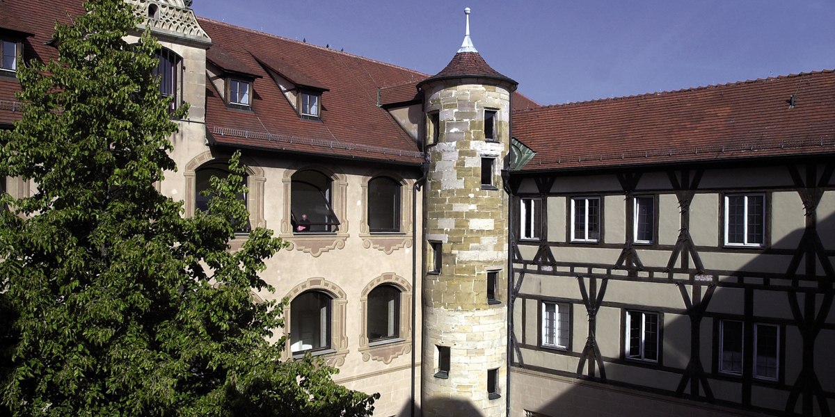 Innenhof von Schloss Göppingen mit Fachwerkfassade, Turm und Baum im Vordergrund., © Stuttgart-Marketing GmbH