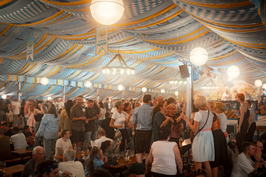 Feiernde G&auml;ste im Festzelt auf dem Jakoimarkt, &copy; Michael Kuehneisen