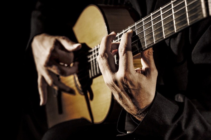 Nahaufnahme von Händen, die eine klassische Gitarre spielen. Die Finger greifen die Saiten präzise, während die Gitarre im Licht glänzt., © Stadtverwaltung Vaihingen an der Enz Nahaufnahme von Händen, die eine klassische Gitarre spielen. Die Finger greifen die Saiten präzise, während die Gitarre im Licht glänzt., © Stadtverwaltung Vaihingen an der Enz