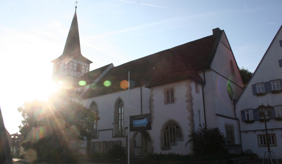 Kirche in Weil im Schönbuch mit Fachwerkturm, beleuchtet von der tiefstehenden Sonne. Der Himmel ist klar mit Kondensstreifen., © Natur.Nah. Schönbuch & Heckengäu Kirche in Weil im Schönbuch mit Fachwerkturm, beleuchtet von der tiefstehenden Sonne. Der Himmel ist klar mit Kondensstreifen., © Natur.Nah. Schönbuch & Heckengäu
