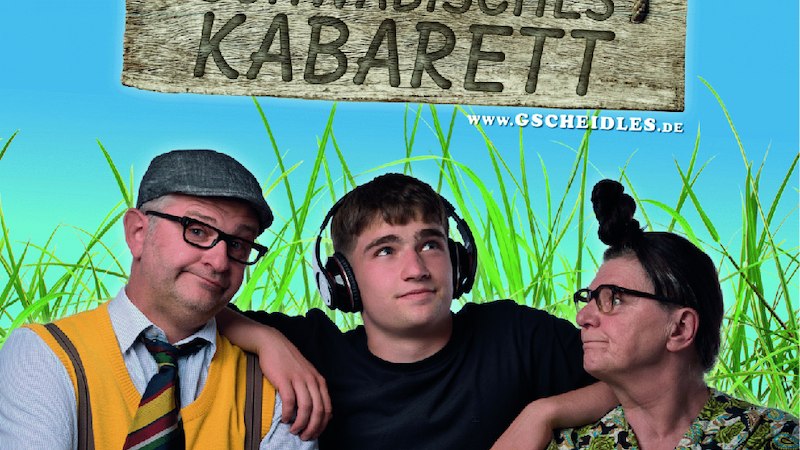 Drei Personen vor blauem Hintergrund mit Gras. Oben steht 'Gscheidles Schwäbisches Kabarett'. Eine Person trägt Kopfhörer., © SBEntertainment GmbH & Co. KG Drei Personen vor blauem Hintergrund mit Gras. Oben steht 'Gscheidles Schwäbisches Kabarett'. Eine Person trägt Kopfhörer., © SBEntertainment GmbH & Co. KG