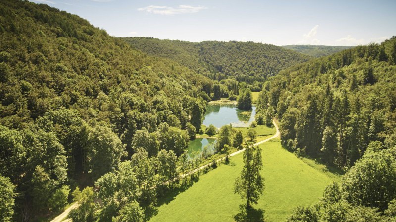 Der Radweg führt am Kaltentalweiher entlang, © Bad Urach Tourismus Der Radweg führt am Kaltentalweiher entlang, © Bad Urach Tourismus