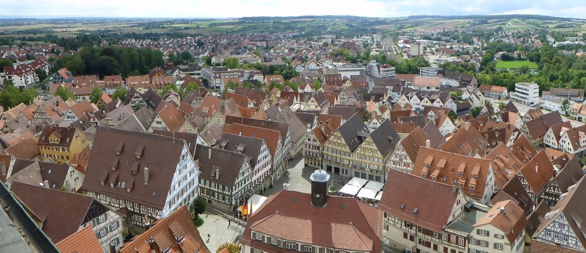 Panoramablick auf Herrenberg mit vielen Fachwerkhäusern und einer weiten, grünen Landschaft im Hintergrund., © Natur.Nah. Schönbuch & Heckengäu Panoramablick auf Herrenberg mit vielen Fachwerkhäusern und einer weiten, grünen Landschaft im Hintergrund., © Natur.Nah. Schönbuch & Heckengäu