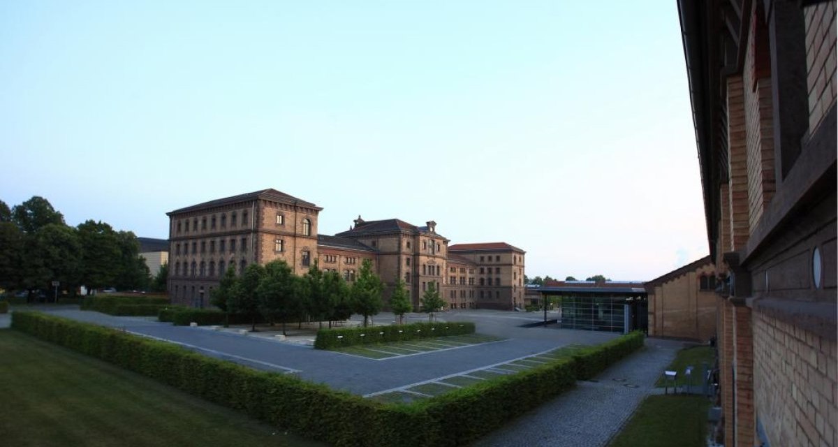 Historische Gebäude mit modernem Anbau und Parkplatz im Vordergrund, umgeben von Bäumen und Rasenflächen., © Ludwigsburg - Stuttgart-Marketing GmbH Historische Gebäude mit modernem Anbau und Parkplatz im Vordergrund, umgeben von Bäumen und Rasenflächen., © Ludwigsburg - Stuttgart-Marketing GmbH