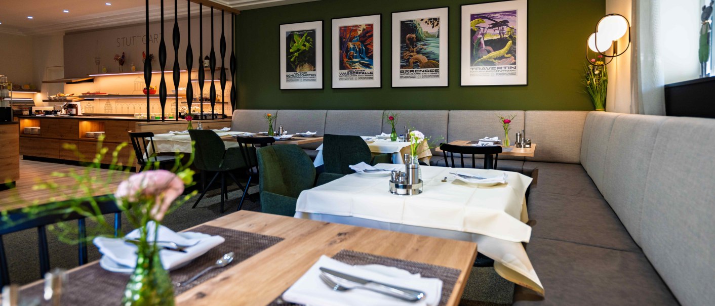 Modernes Restaurant mit stilvoller Einrichtung, dekorativen Postern und gedeckten Tischen. Die Atmosph&auml;re ist einladend und elegant., &copy; TOMAS