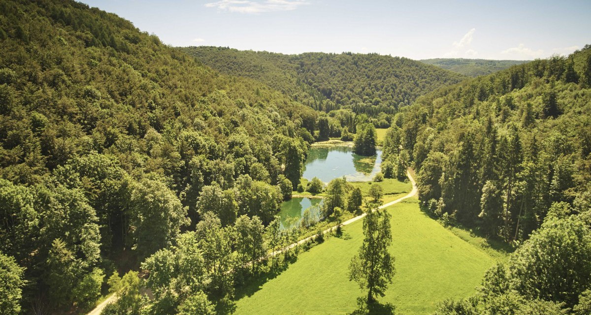 Der Radweg führt am Kaltentalweiher entlang, © Bad Urach Tourismus