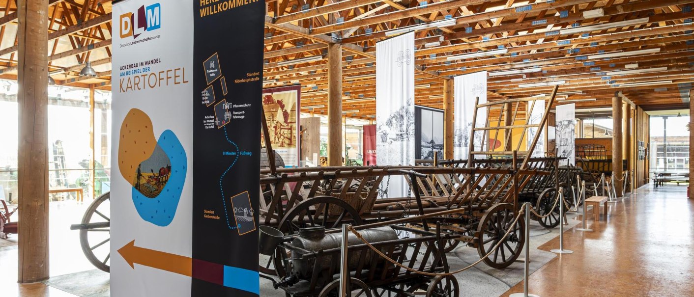 Ausstellungsfläche im Deutschen Landwirtschaftsmuseum mit historischen landwirtschaftlichen Geräten und Infotafeln zur Kartoffel., © SMG, Sarah Schmid