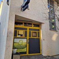 Au&szlig;enansicht eines Geb&auml;udes mit gelber T&uuml;r und einem Schild mit der Aufschrift "Radhaus Czernoch". Ein Eimer steht auf dem Boden., &copy; cStadtNuertingen