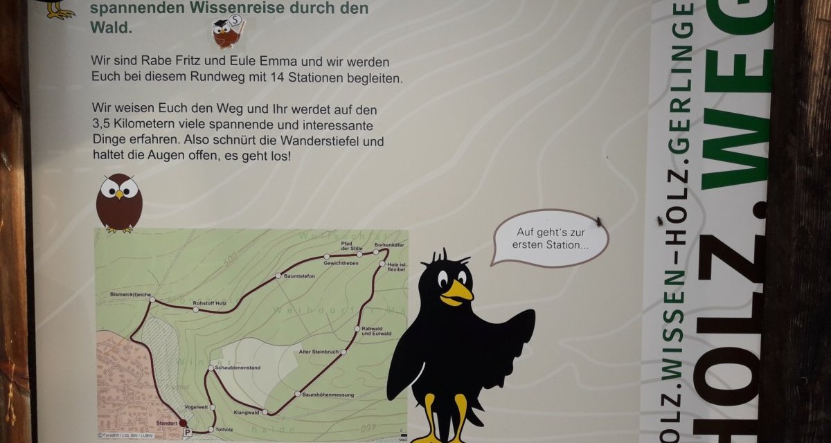 Infotafel des Holz-Wissens-Wegs in Gerlingen mit Karte und Comicfiguren Rabe Fritz und Eule Emma. Der Rundweg hat 14 Stationen auf 3,5 Kilometern., &copy; Natur.Nah. Sch&ouml;nbuch & Heckeng&auml;u