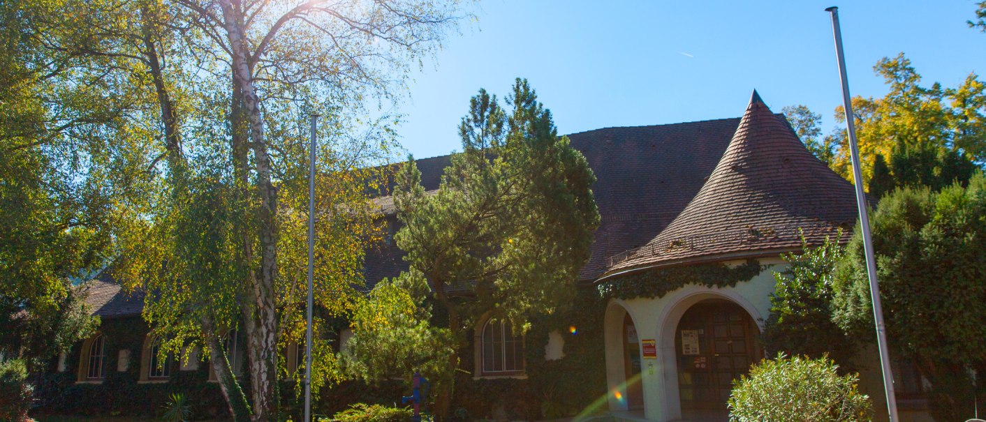 Das Carl Schweizer Museum in Murrhardt bei strahlendem Sonnenschein, umgeben von Bäumen und Pflanzen. Der Eingang hat ein rundes Dach., © Stuttgart-Marketing GmbH, Achim Mende Das Carl Schweizer Museum in Murrhardt bei strahlendem Sonnenschein, umgeben von Bäumen und Pflanzen. Der Eingang hat ein rundes Dach., © Stuttgart-Marketing GmbH, Achim Mende