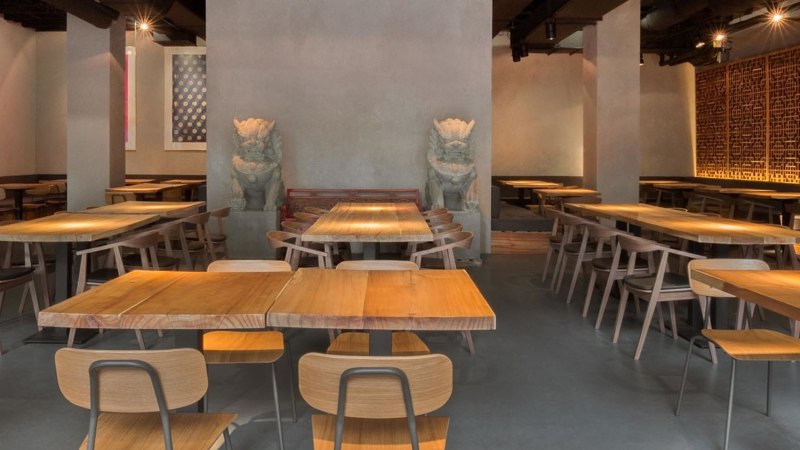 Modernes Restaurant mit Holztischen, St&uuml;hlen und asiatischen Dekorationen. Dezente Beleuchtung und kunstvolle Wandgestaltung schaffen eine einladende Atmosph&auml;re., &copy; Breitengrad17, Stuttgart