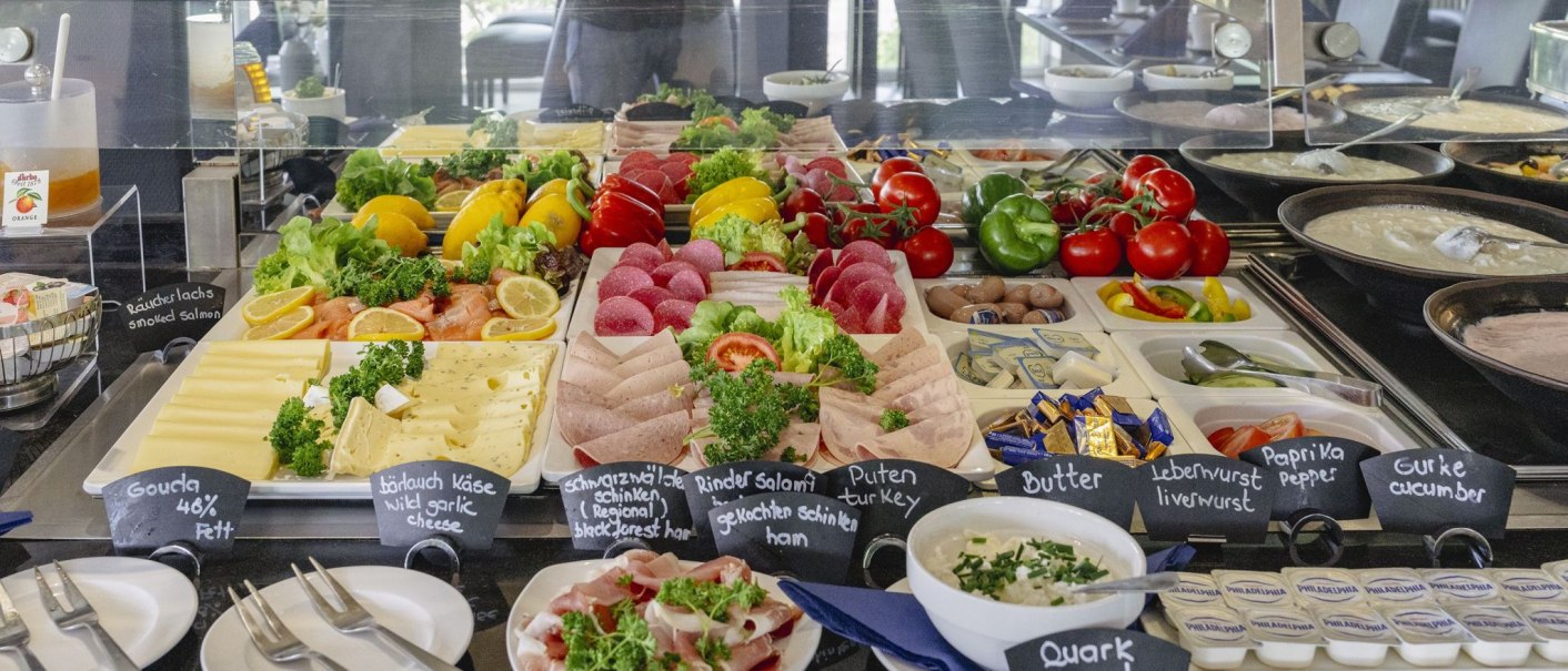 Ein reichhaltiges Frühstücksbuffet mit verschiedenen Käsesorten, Wurst, frischem Gemüse, Quark und Aufstrichen., © Plaza INN Stuttgart-Filderstadt Ein reichhaltiges Frühstücksbuffet mit verschiedenen Käsesorten, Wurst, frischem Gemüse, Quark und Aufstrichen., © Plaza INN Stuttgart-Filderstadt