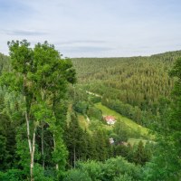 Grünes Tal mit dichtem Wald, einem Haus mit rotem Dach in der Mitte und einem klaren Himmel im Hintergrund., © Nördlicher Schwarzwald