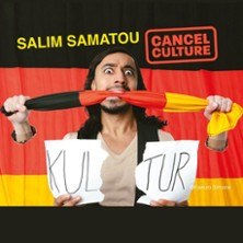 Ein Mann zerrei&szlig;t ein Papier mit 'KULTUR' vor einer Deutschlandflagge. Titel: Salim Samatou - Cancel Culture., &copy; links im Bild