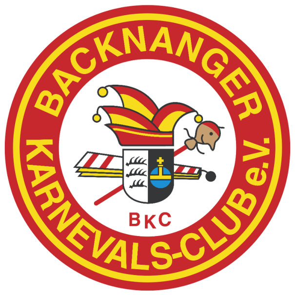 Das Logo des Backnanger Karnevals-Clubs zeigt eine bunte Narrenkappe und ein Wappen, umgeben von einem roten Kreis mit gelber Schrift., &copy; Backnang