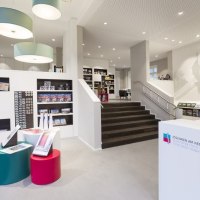 Moderne Stadtinformation in Esslingen mit Prospekten, Souvenirs und Sitzgelegenheiten. Helle Beleuchtung und stilvolle Einrichtung., &copy; EST