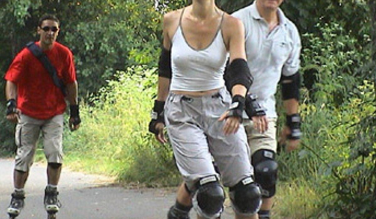 Drei Personen fahren auf einem Waldweg Inlineskates. Sie tragen Schutzkleidung und lächeln. Die Umgebung ist grün und bewaldet., © Natur.Nah. Schönbuch & Heckengäu Drei Personen fahren auf einem Waldweg Inlineskates. Sie tragen Schutzkleidung und lächeln. Die Umgebung ist grün und bewaldet., © Natur.Nah. Schönbuch & Heckengäu